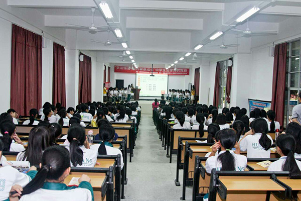 學(xué)法懂法，助力健康成長(zhǎng)”少女法律知識(shí)競(jìng)賽在平潭中學(xué)舉行